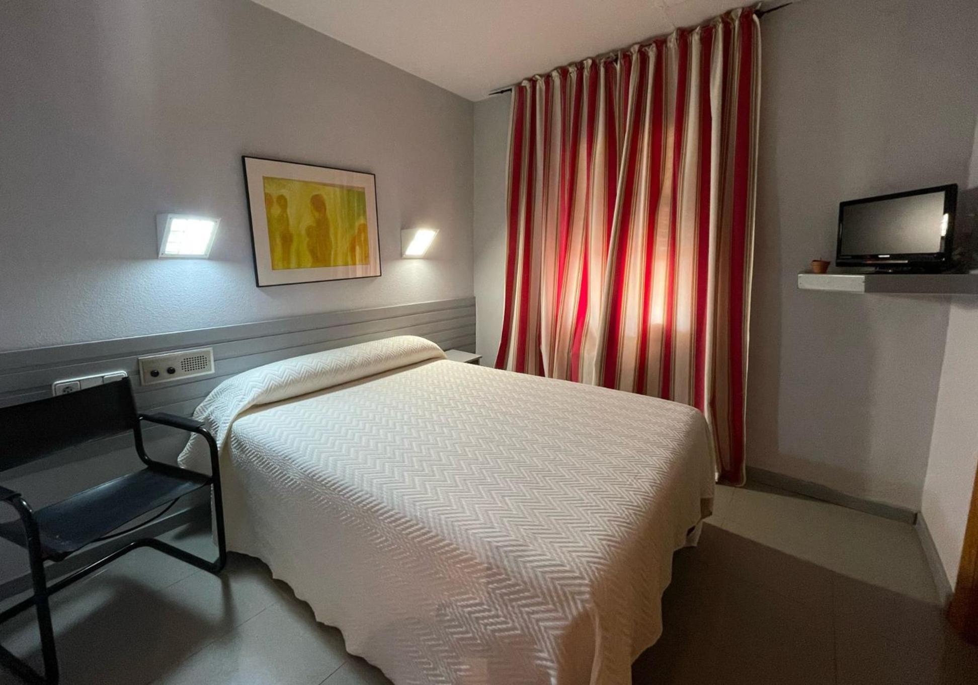 Hotel Fidalgo Каламоча Екстериор снимка