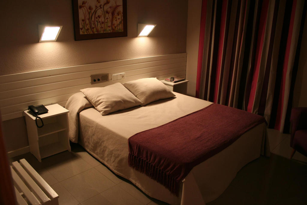Hotel Fidalgo Каламоча Стая снимка