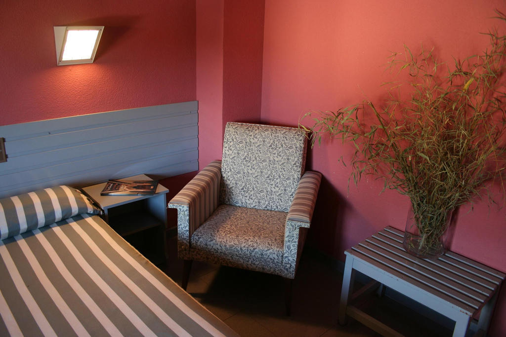 Hotel Fidalgo Каламоча Стая снимка
