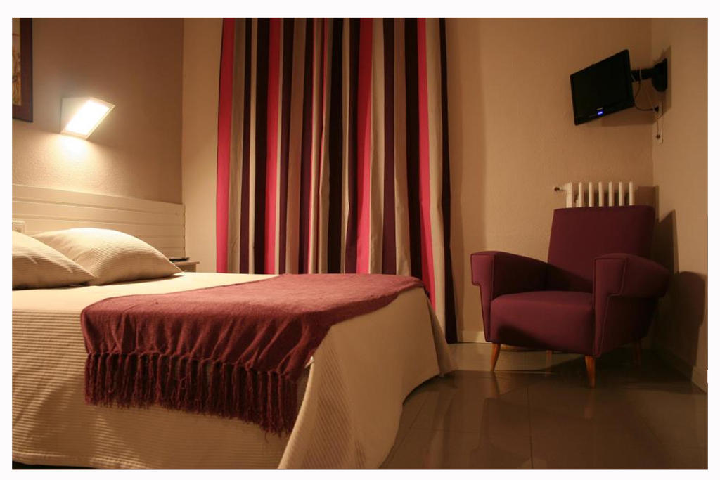 Hotel Fidalgo Каламоча Стая снимка